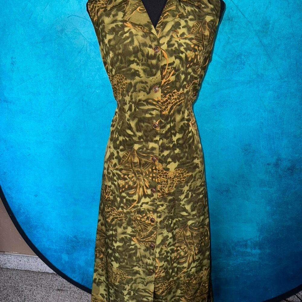 Sleeveless vintage midi dress in an earthy green print